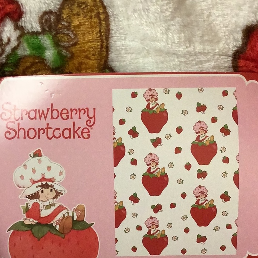 Strawberry Shortcake Plush Blanket 🍓 - Picture 2 of 3